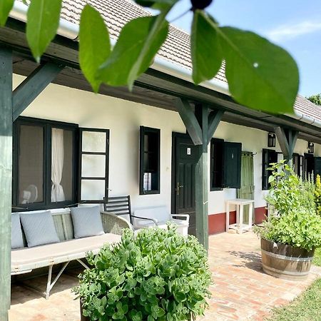 Lelle Vineyard Cottages Balatonlelle Eksteriør billede