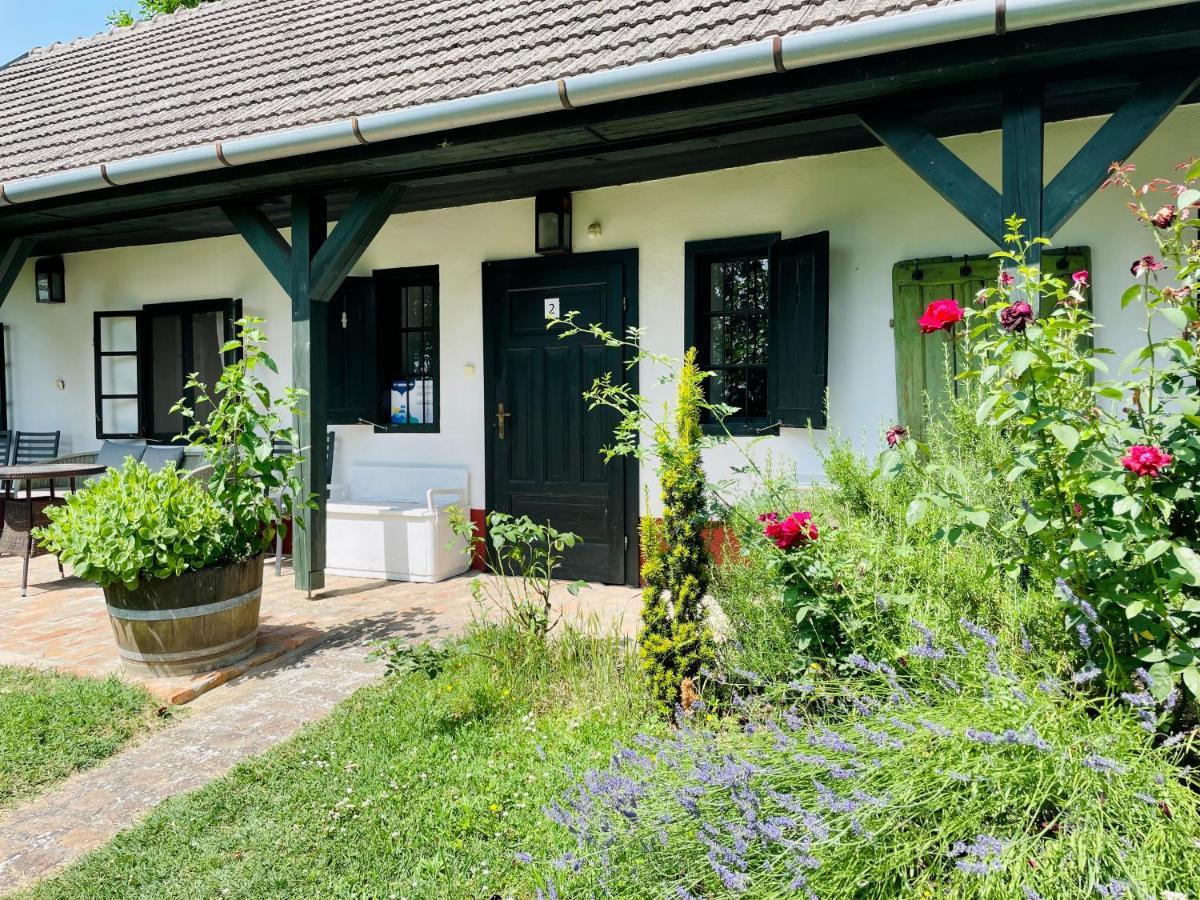 Lelle Vineyard Cottages Balatonlelle Eksteriør billede