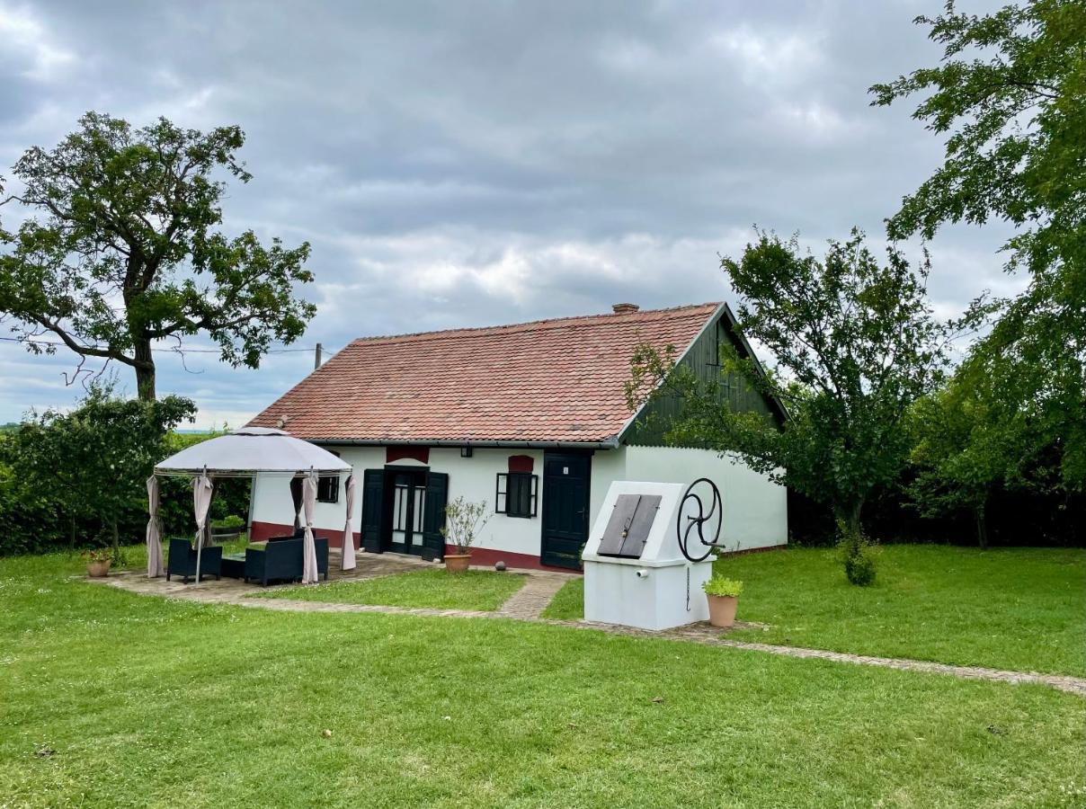 Lelle Vineyard Cottages Balatonlelle Eksteriør billede